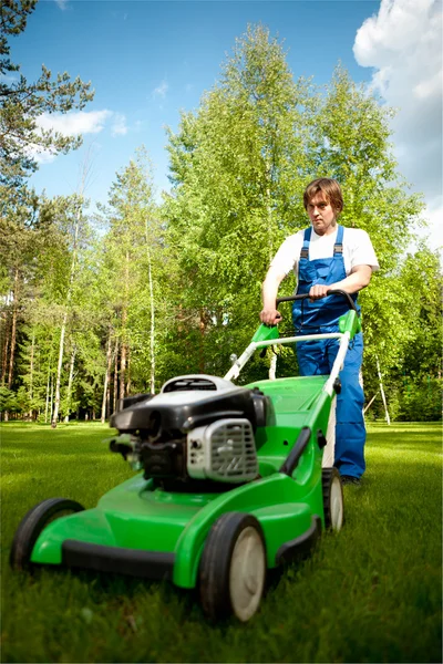Homem movedor de gramado trabalhando no quintal — Fotografia de Stock