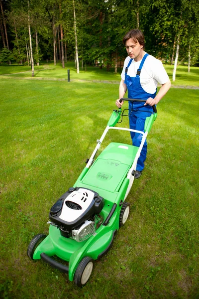 裏庭の芝生芝刈り機男 — ストック写真