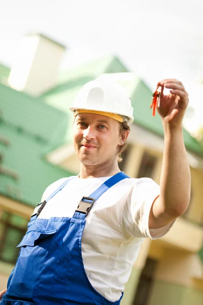 Construtor gerente entregando a casa — Fotografia de Stock