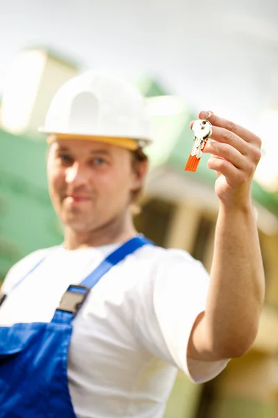 Builder manager holding the keys — Stock Photo, Image