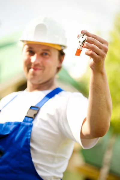 Construtor gerente entregando a casa — Fotografia de Stock