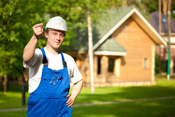 Construtor gerente entregando a casa — Fotografia de Stock