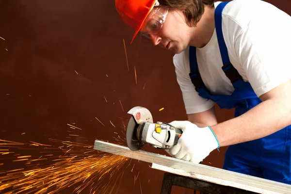 Worker cutting metal — Stock Photo, Image