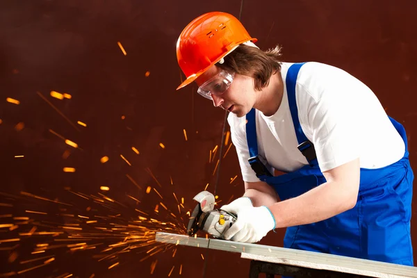 Werknemer snijden metal — Stockfoto