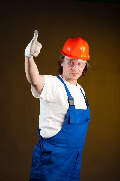 Byggnadsarbetare håller tummen upp — Stockfoto