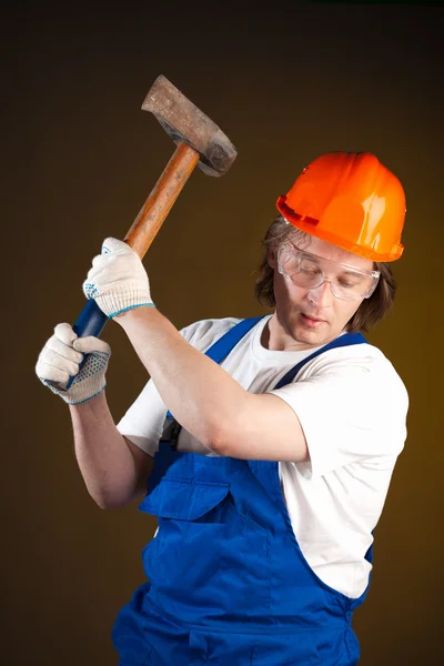 Работник держит молоток — стоковое фото
