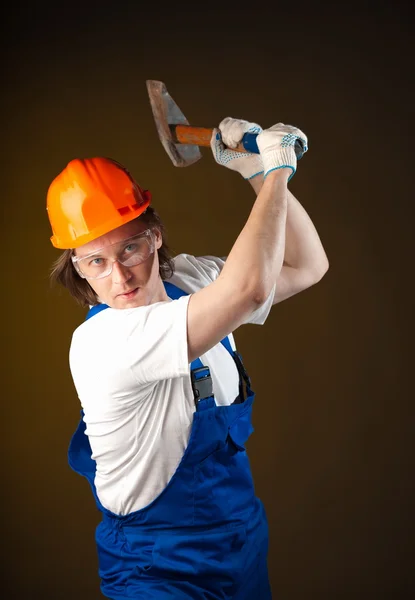 Trabalhador segurando um martelo — Fotografia de Stock