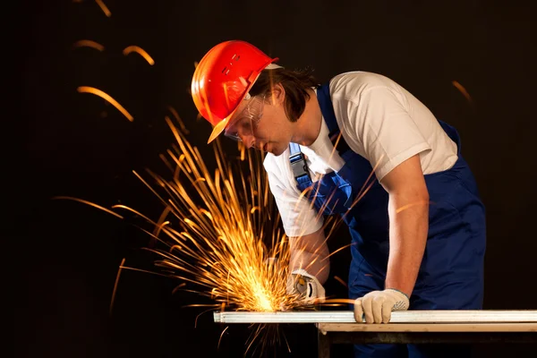 Arbeiter schneiden Metall — Stockfoto