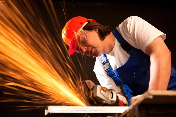 Arbetare skära metall — Stockfoto