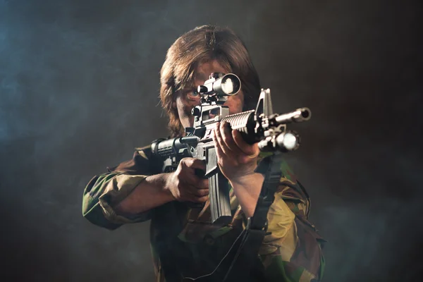 Soldat zielt mit Waffe — Stockfoto