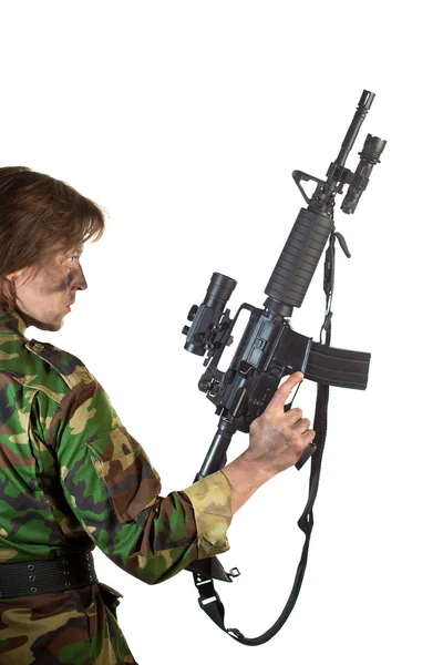 Soldado sosteniendo un arma — Foto de Stock