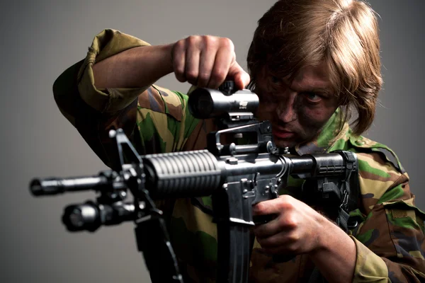 Soldat zielt mit Waffe — Stockfoto