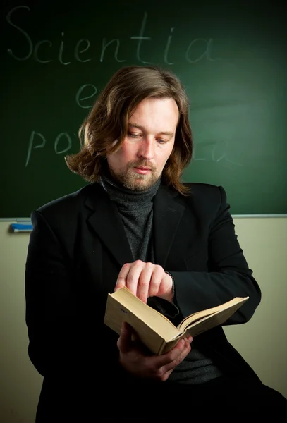Professor lendo um livro — Fotografia de Stock