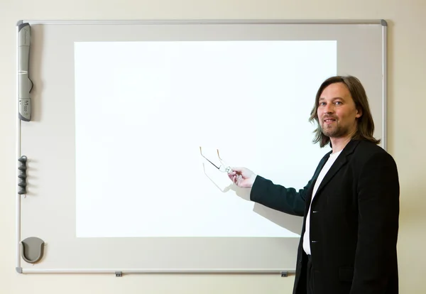 Man makeing a presentation with empty projector screen — Stock Photo, Image