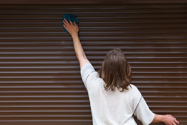 Man cleaning roller shutters — Stock Photo, Image
