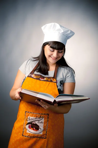 Kadın aşçı okuma tarifleri — Stok fotoğraf