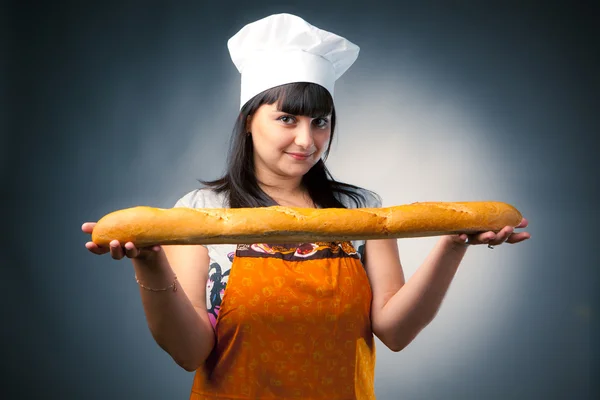 Mujer cocinar sosteniendo pan — Foto de Stock