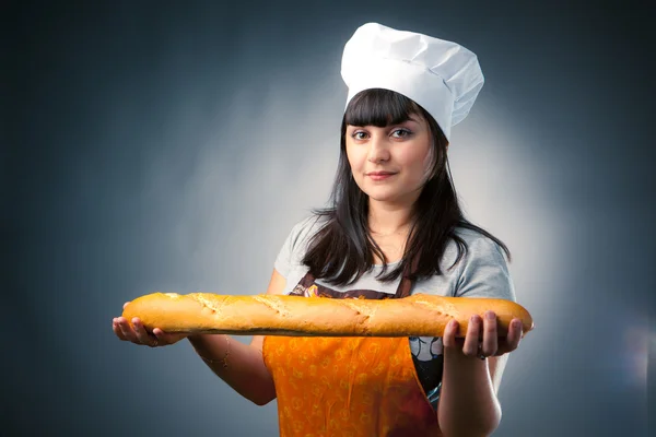 Kadın aşçı holding Fransız ekmeği — Stok fotoğraf