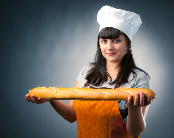 Woman cook holding fresh baked bread — Stock Photo, Image