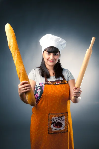 Mujer cocinar con pan y rodillo — Foto de Stock