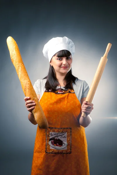 Mujer cocinar con pan y rodillo — Foto de Stock