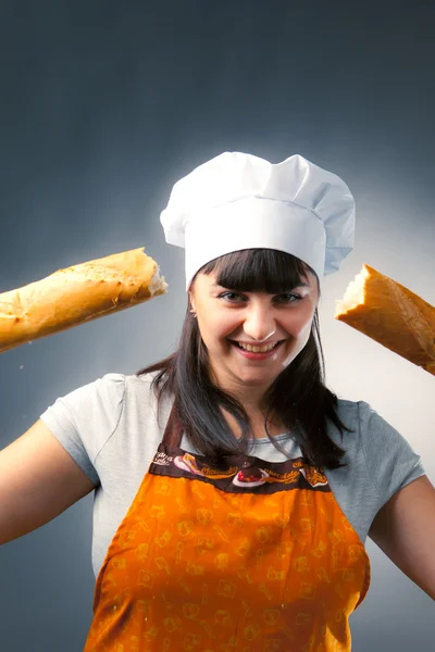 Cocinera rompiendo un pan francés — Foto de Stock