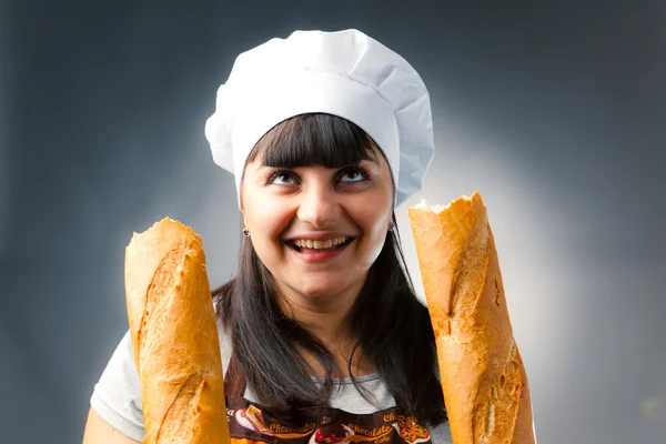 Kadın aşçı breaked Fransız ekmeği ile — Stok fotoğraf