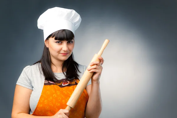 Bir oklava tutan kadın aşçı — Stok fotoğraf
