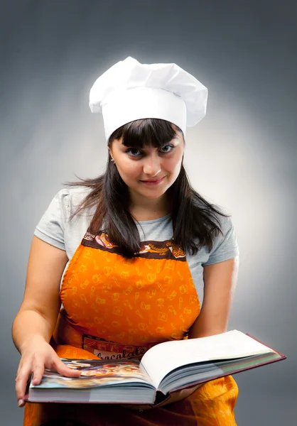 Mulher cozinhar receitas de leitura — Fotografia de Stock