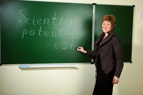 Professor tegen schoolbord achtergrond — Stockfoto