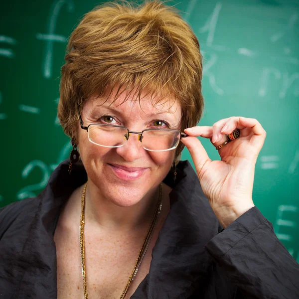 Улыбающийся учитель в очках — стоковое фото