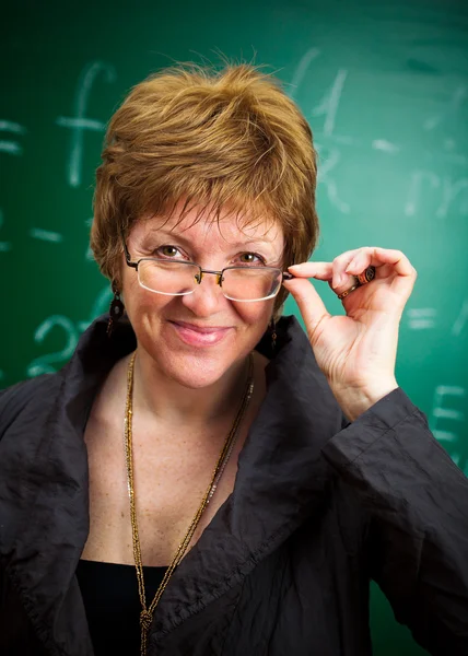 Улыбающийся учитель в очках — стоковое фото