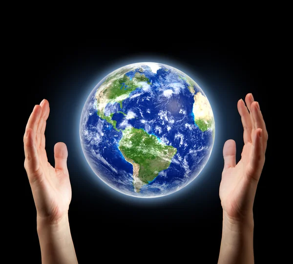 Mãos em torno do planeta Terra — Fotografia de Stock