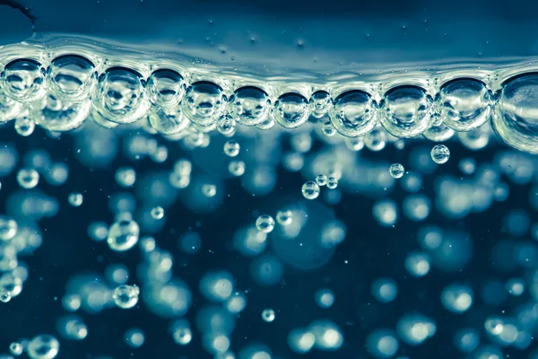 Вода с пузырьками — стоковое фото