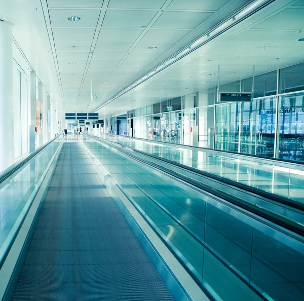 Flygplatsen interiör med rörliga trappa, bild tagen på Münchens flygplats — Stockfoto