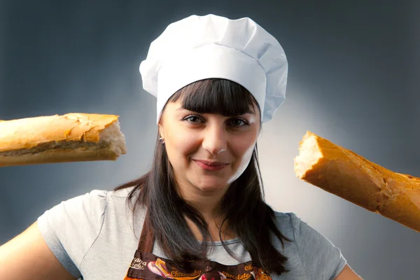 Mujer cocinar con pan francés partido — Foto de Stock