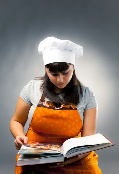 Žena vařit čtení recepty — Stock fotografie