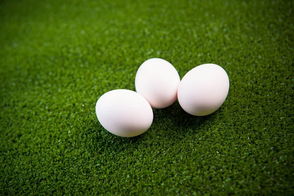 Grupp av ägg på gröna gräsmattan — Stockfoto