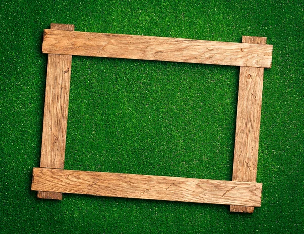 Dřevěný rám na zelené — Stock fotografie