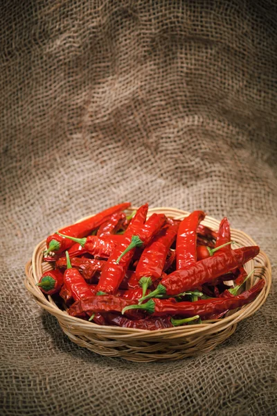 Chiles rojos en el plato de mimbre — Foto de Stock