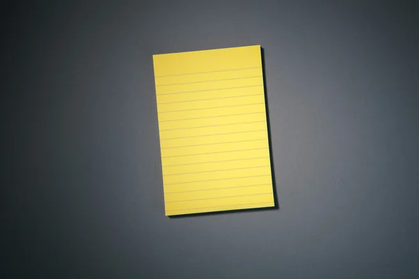 Жовтий липкий папір на сірому — стокове фото