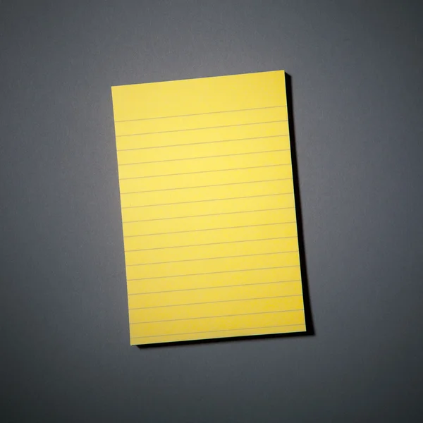 Carta adesiva gialla su grigio — Foto Stock