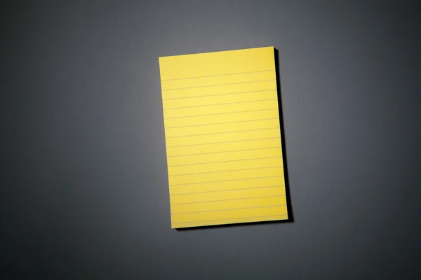 Yellow sticky paper on grey — Stock Photo, Image