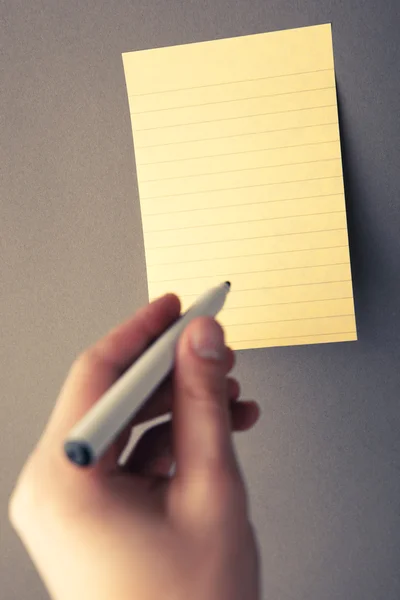 Hand schrijven op kleverige papier — Stockfoto