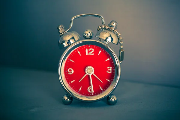 Vintage rood alarm clock — Stockfoto