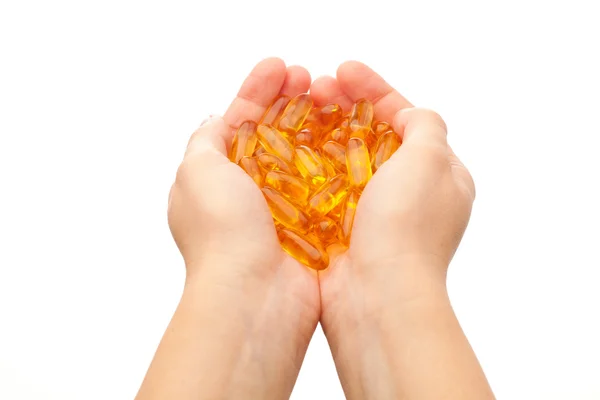 Kapsułki olej z tłuszczu ryb omega-3 trzymając się za ręce — Zdjęcie stockowe