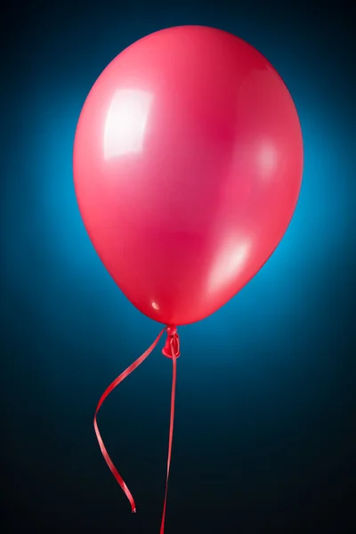 Святкова червона повітряна куля — стокове фото