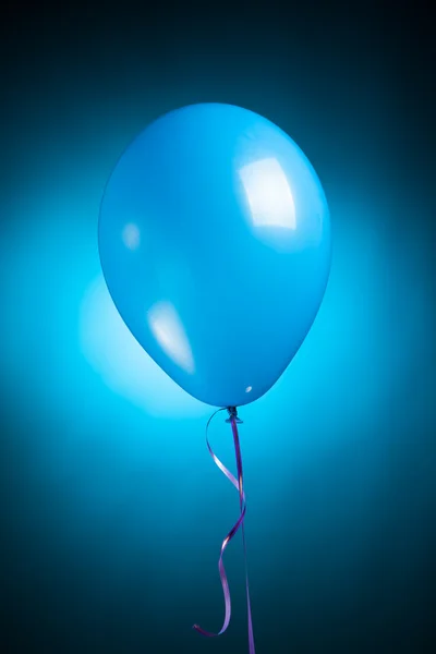 Uroczysty niebieski balon — Zdjęcie stockowe