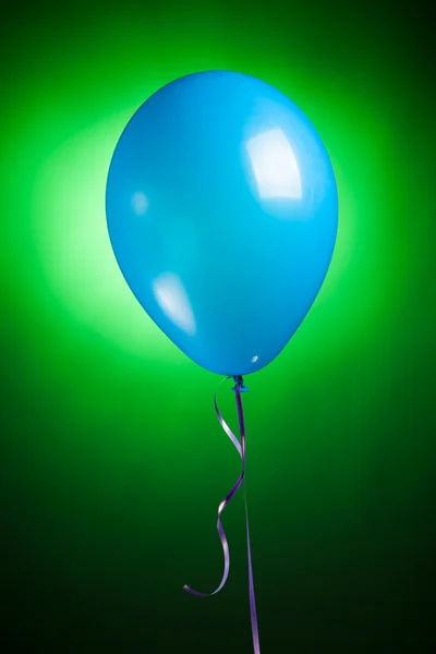 Праздничный голубой воздушный шар — стоковое фото