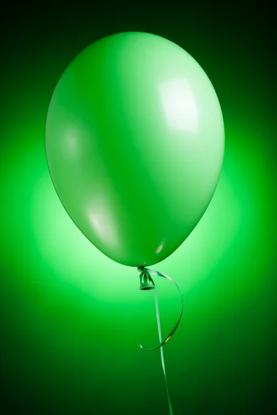 Festlicher grüner Luftballon — Stockfoto
